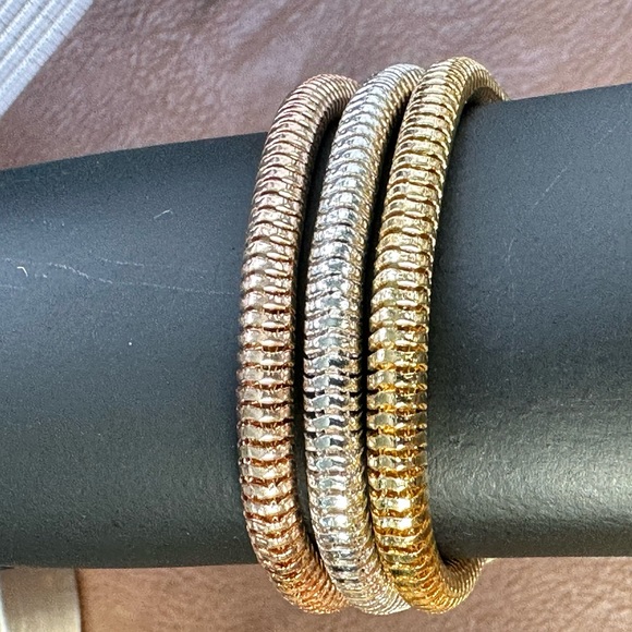 Gorgeous gold, three strand chain bracelets with magnetic clasp - Picture 4 of 12